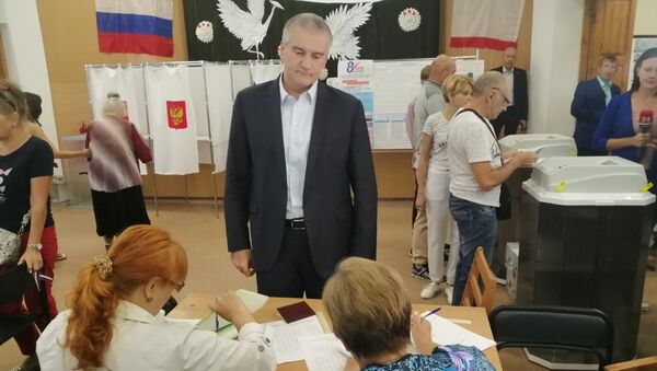 Сергей Аксенов голосует на выборах в Крыму