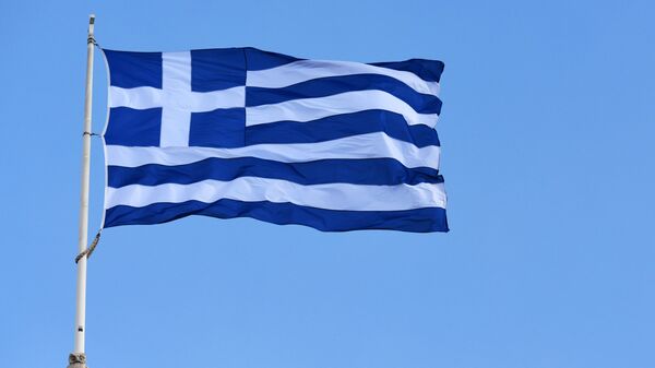 Государственный флаг Греции на здании Парламента в Афинах.