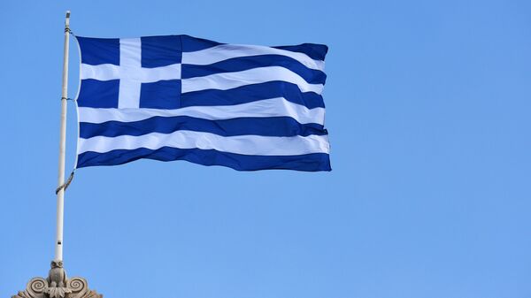 Государственный флаг Греции на здании Парламента в Афинах.