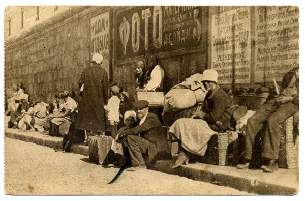 Крымское землетрясение 1927 года. Курортники в ожидании парохода Крымское землетрясение 1927 года. Курортники в ожидании парохода