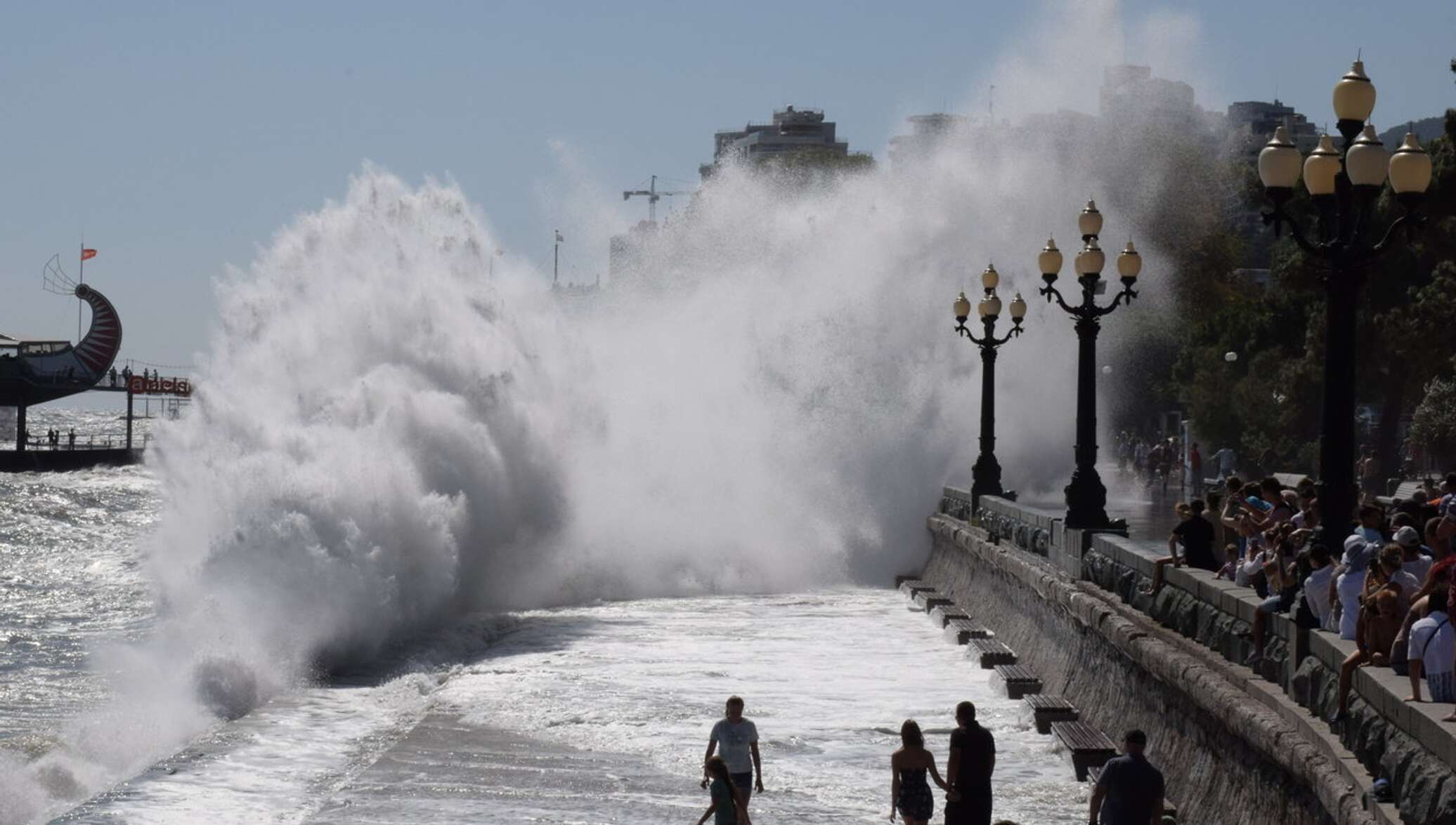 Ялта температура воды в море сегодня. Крым шторм Ялта. Шторм на море в Ялте. Ялта волны шторм. Ялта вчера шторм.
