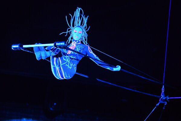 Гимнастка на трапеции Ксения Елкина во время циркового шоу UFO. Цирк с другой планеты в Большом Московском цирке, 2014 год.