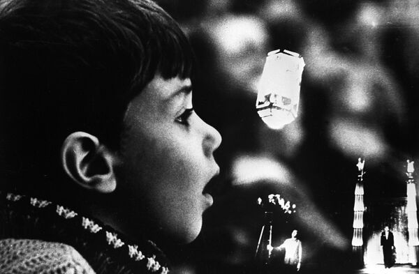 Юный зритель на цирковом представлении артиста цирка и иллюзиониста Игоря Кио на арене Московского цирка на Цветном бульваре, 1967 год.
