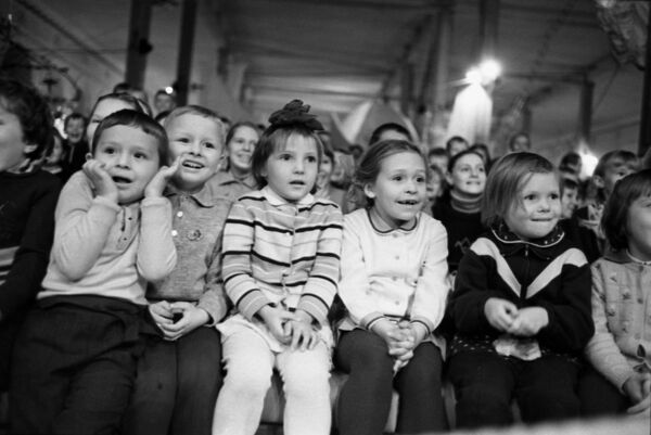 Выставка-представление Советскому цирку - 50 лет. Центральный выставочный зал Манеж. Юные зрители во время циркового представления, 1969 год.