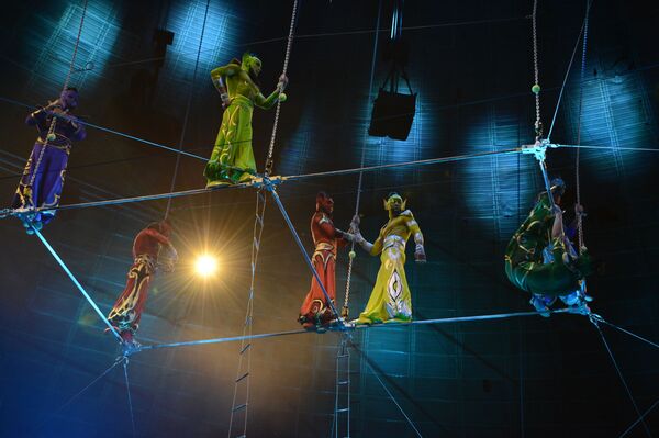 Гимнасты на воздушном турнике под руководством артиста России Эдуарда Колыхалова в новом шоу Цирка братьев Запашных в Москве, 2014 год.
