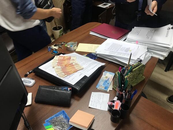 В Ялте пресечена деятельность ОПГ, которая за взятки организовала незаконный канал миграции на территорию России В Ялте пресечена деятельность ОПГ, которая за взятки организовала незаконный канал миграции на территорию России