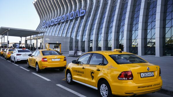 Такси у здания аэропорта им. Айвазовского в Симферополе