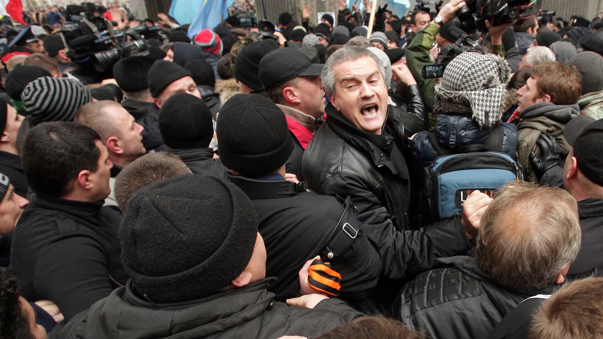 Митинги у здания Верховного совета Крыма 26 февраля 2014 года - РИА Новости, 1920, 26.02.2021