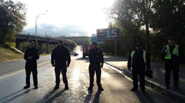 Сотрудники нацполиции Киева оцепили мост Метро из-за угрозы взрыва