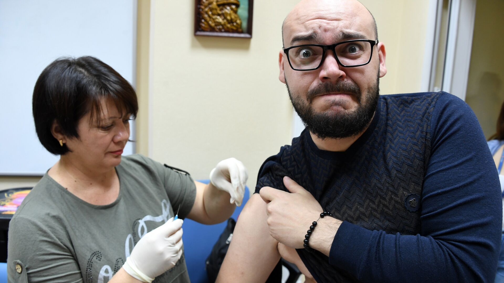 Медик делает прививку с вакциной против гриппа - РИА Новости, 1920, 04.12.2022