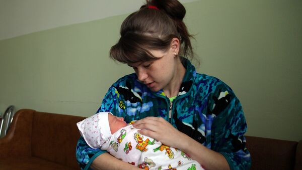 Женщина с новорожденным. Архивное фото