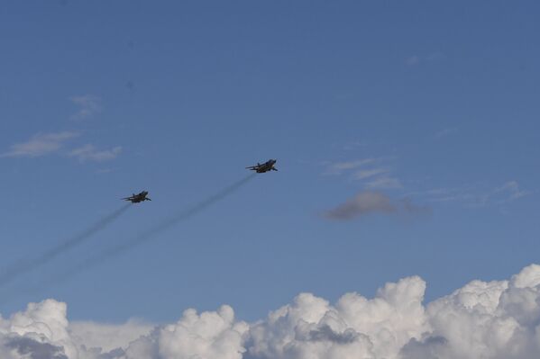 Тактические бомбардировщики в небе над полигоном Опук
