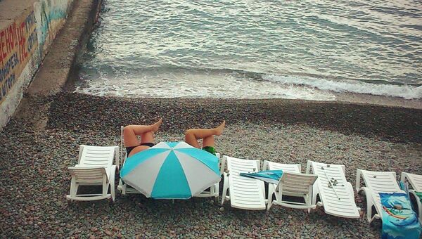 Отдыхающие на крымском пляже