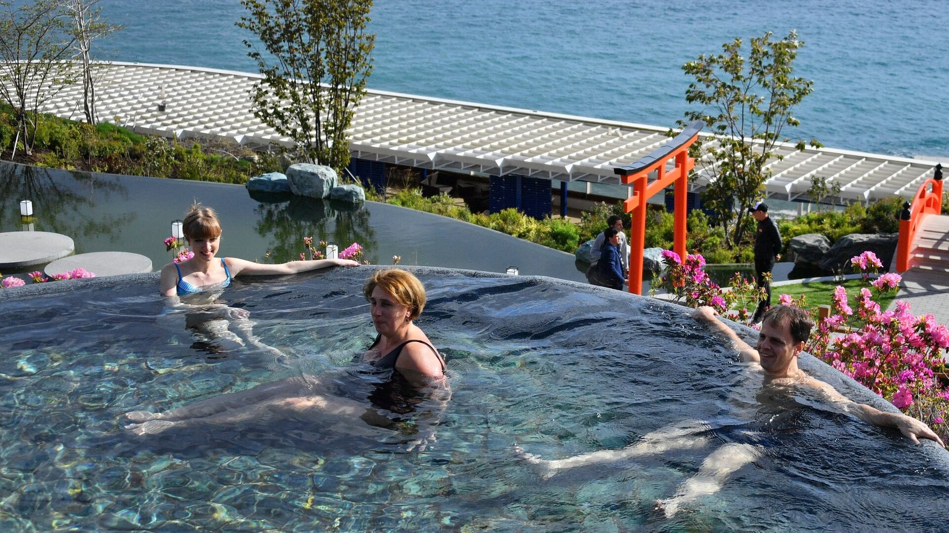 Отдыхающие в бассейне - РИА Новости, 1920, 11.10.2025