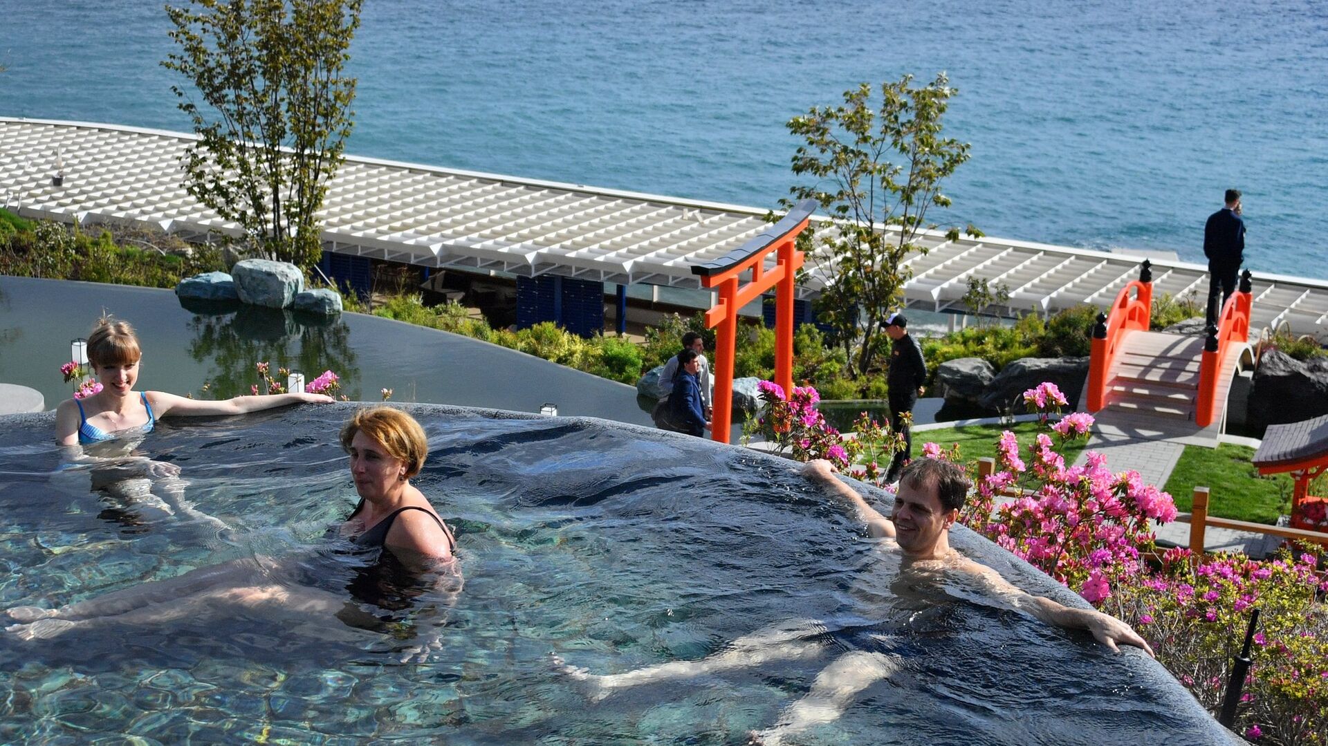 Отдыхающие в бассейне - РИА Новости, 1920, 11.11.2024