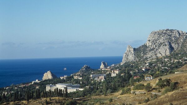Вид на курортный поселок городского типа Симеиз, расположенный на Южном берегу Крыма у подножия горы Кошка.