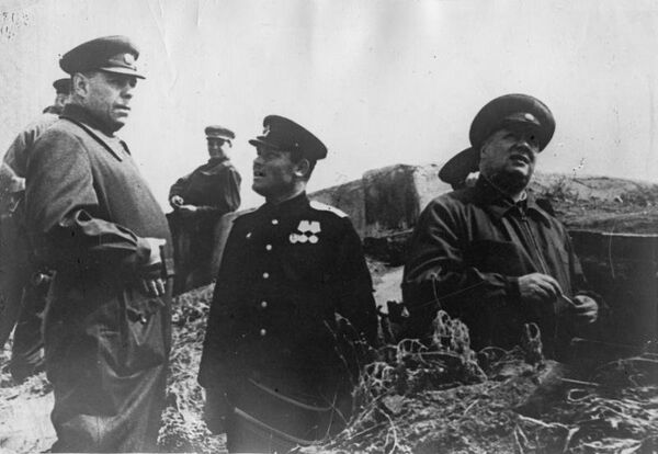 Александр Василевский (слева) и командующий 4-м Украинским фронтом Федор Толбухин (справа) на командном пункте перед штурмом Севастополя