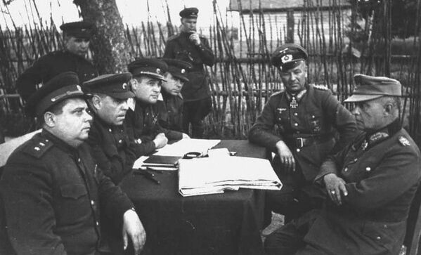 Маршал Советского Союза Александр Василевский (второй слева)  допрашивает пленных немецких командиров