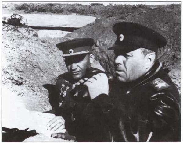 Маршал Александр  Василевский и командующий 51-й армией Яков Крейзер наблюдают за ходом боя. Крымская наступательная операция, апрель 1944 года