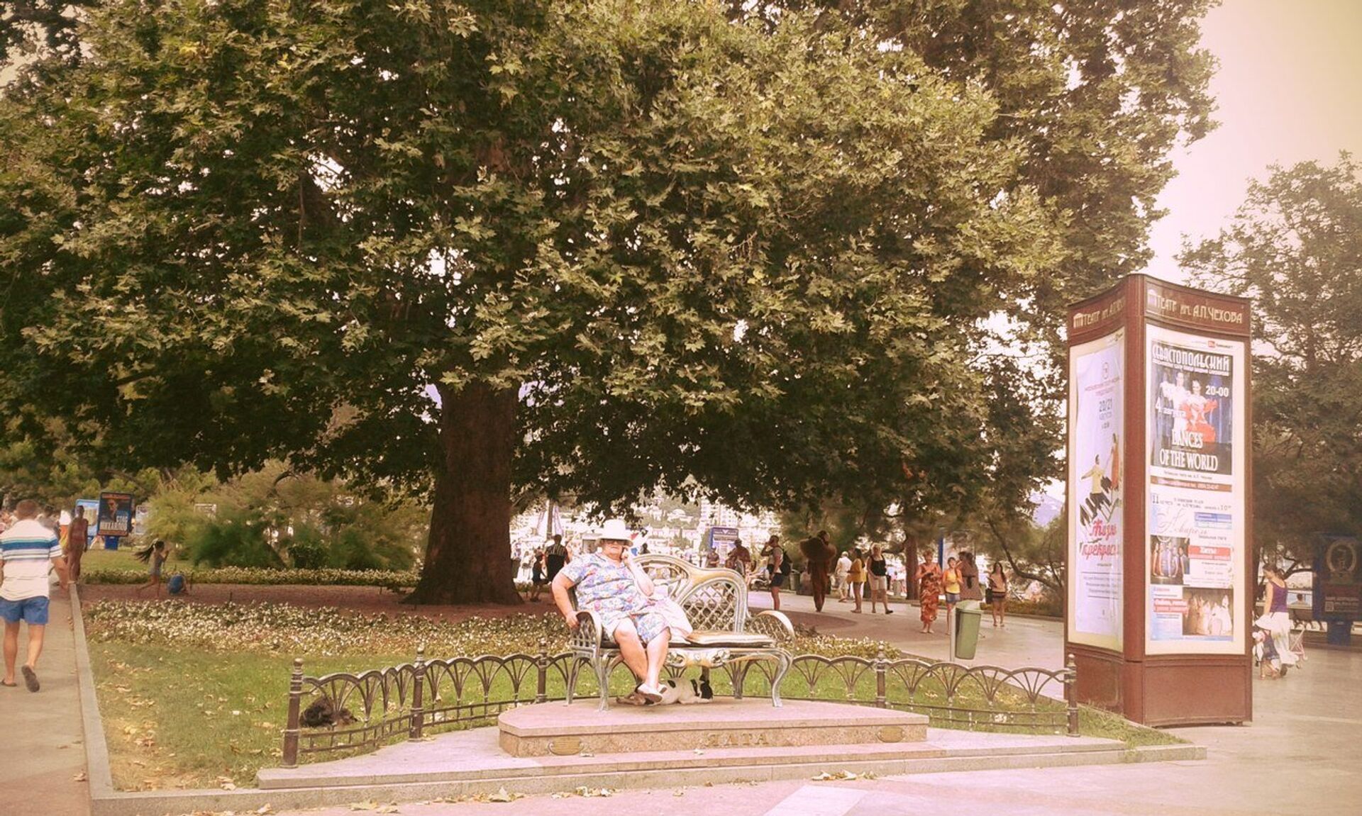 Есенинская скамья на набережной Ялты - РИА Новости, 1920, 02.10.2025