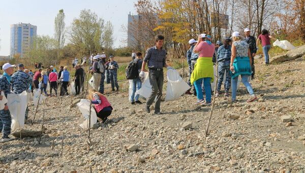 На берегу Симферопольского водохранилища прошел экологический марафон Чистые берега Крыма.