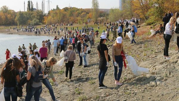 На берегу Симферопольского водохранилища прошел экологический марафон Чистые берега Крыма.