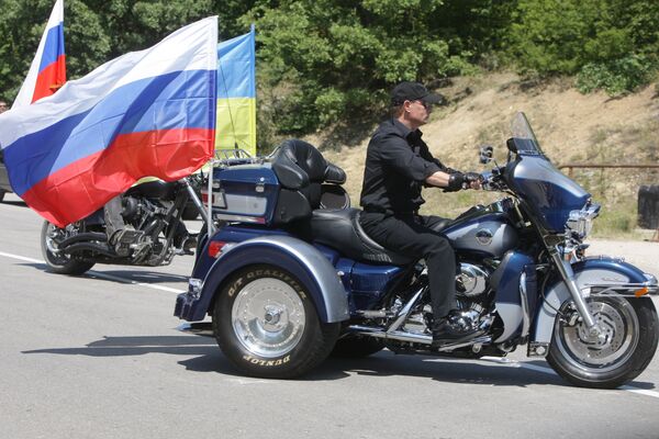 24 июля 2010 года: Владимир Путин, в то время глава правительства РФ, появился на байк-шоу под Севастополем за рулем трайка.