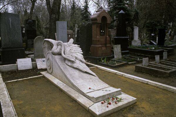 Памятник на могиле выдающегося русского певца Леонида Витальевича Собинова (1872-1934) на Новодевичьем кладбище.