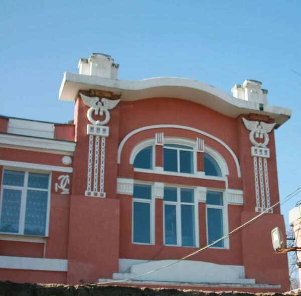 Дом из городской легенды. На фасаде — украшение, напоминающее наручные часы Дом из городской легенды. На фасаде — украшение, напоминающее наручные часы