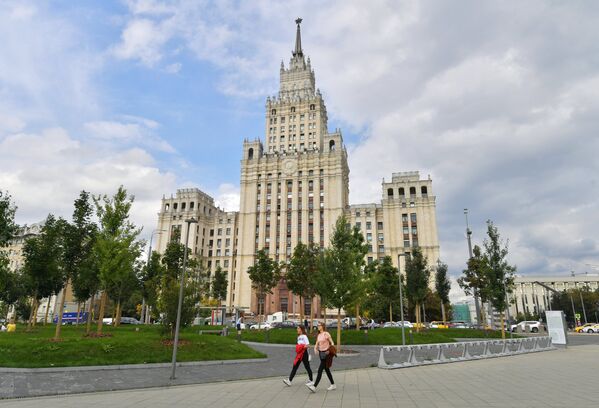 Высотное здание на площади Красных Ворот в Москве. Высотное здание на площади Красных Ворот в Москве.