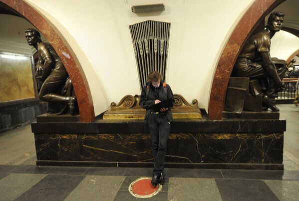 Пассажир на станции Арбатско-Покровской линии метро Площадь Революции.