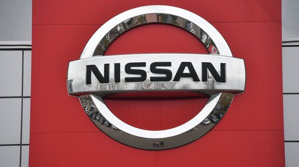 Логотип японского производителя автомобилей Nissan в автосалоне в Москве.