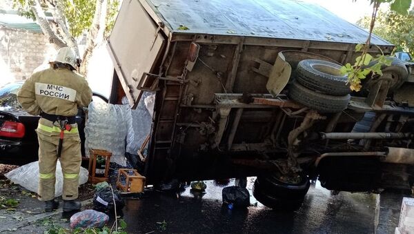 В Феодосии грузовой автомобиль опрокинулся на машины Audi и Mercedes