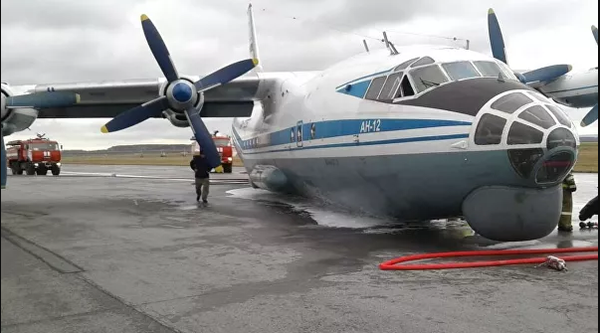 В Екатеринбургском аэропорту Кольцово совершил аварийную посадку военно-транспортный самолет Ан-12