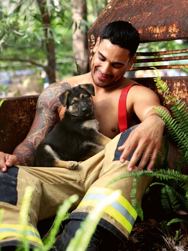 Австралийский пожарный Чейн с собакой во время фотосессии для традиционного благотворительного календаря 2020 Australian Firefighters Calendar