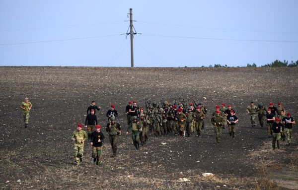 Перед бойцами - задача: 12 км в боевой выкладке по пересеченной местности, акробатика, спарринги и многое другое.