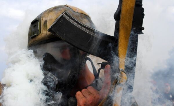 По ходу марш-броска все время идут упражнения, команда «Газы!» - бойцы надевают противогазы и бегут в них...