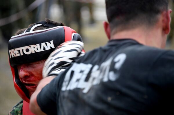 После марш-броска – это самое сложное, руки и ноги уже ватные. У многих носы в кровь.
