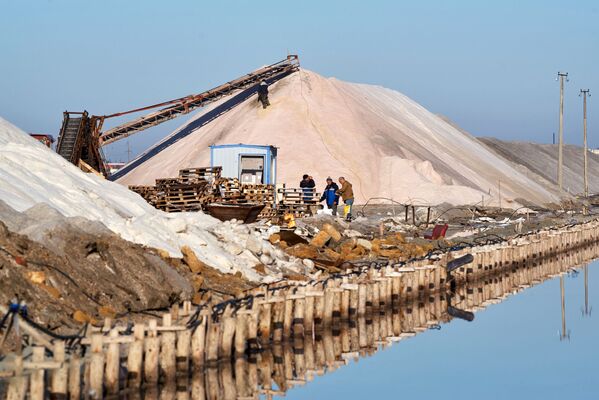 Добыча соли на озере Сасык-Сиваш под Евпаторией