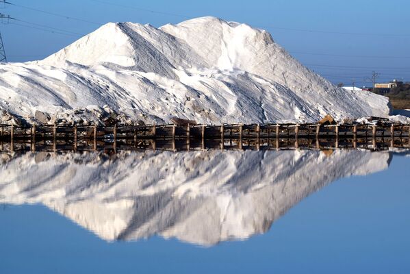 Отвал соли на озере Сасык-Сиваш под Евпаторией