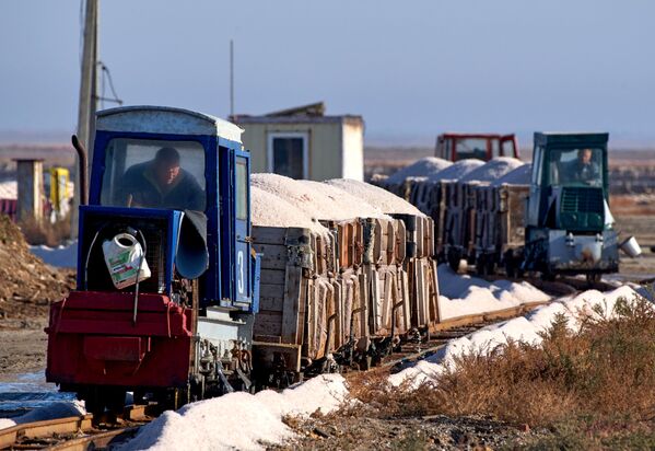 Транспортировка соли на озере Сасык-Сиваш под Евпаторией
