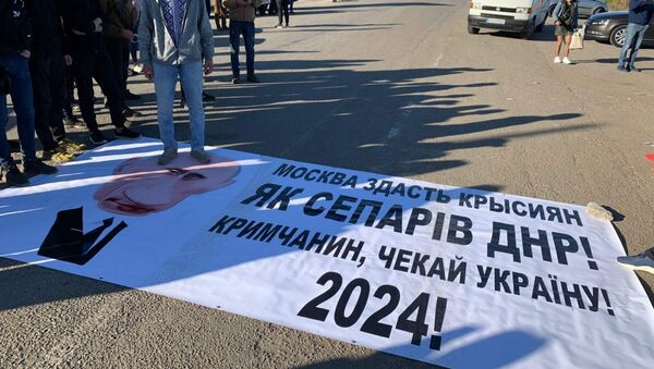 Украинцы устроили пикет против формулы Штайнмайера на границе с Крымом