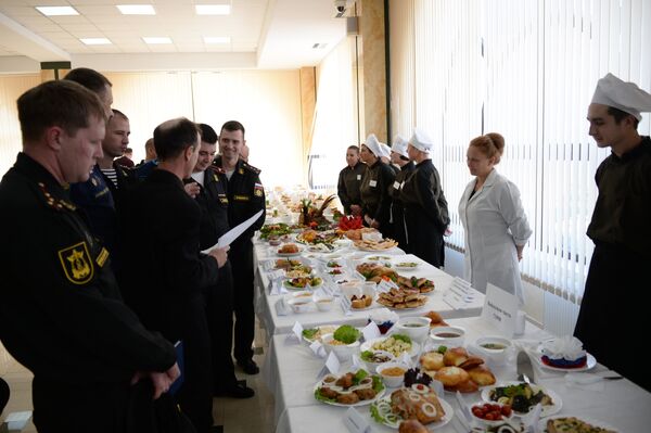 В Севастополе в рамках общефлотской конференции по питанию, приуроченной к Международному дню повара, повара и коки основных подразделений Черноморского флота поборолись за звание лучшего шефа В Севастополе в рамках общефлотской конференции по питанию, приуроченной к Международному дню повара, повара и коки основных подразделений Черноморского флота поборолись за звание лучшего шефа