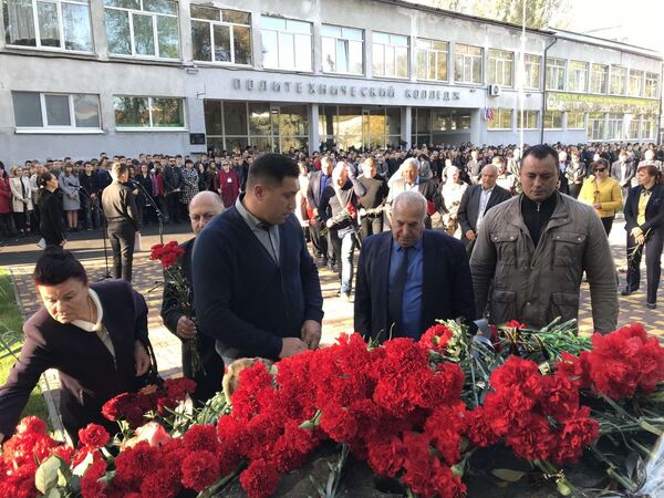 Возложение цветов к памятному знаку жертвам керченской трагедии Возложение цветов к памятному знаку жертвам керченской трагедии