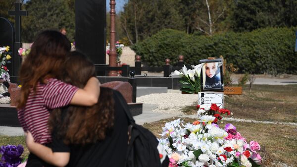 Керчане несут цветы на могилы преподавателей и студентов Керченского политехнического колледжа, погибших во время трагедии 17 октября 2018 года