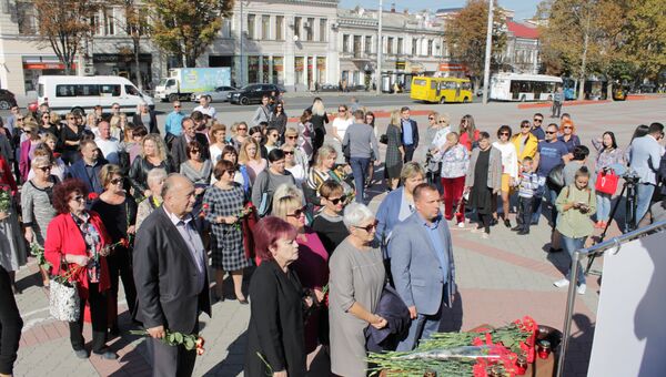 Возложение цветов в Симферополе в память о жертвах керченской трагедии