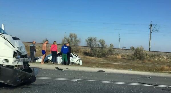 Неудачный разворот: под Евпаторией столкнулись микроавтобус и легковушка