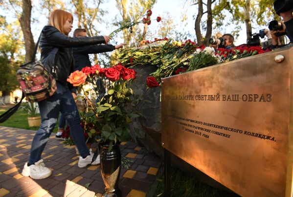 Возложение цветов к памятному знаку жертвам керченской трагедии