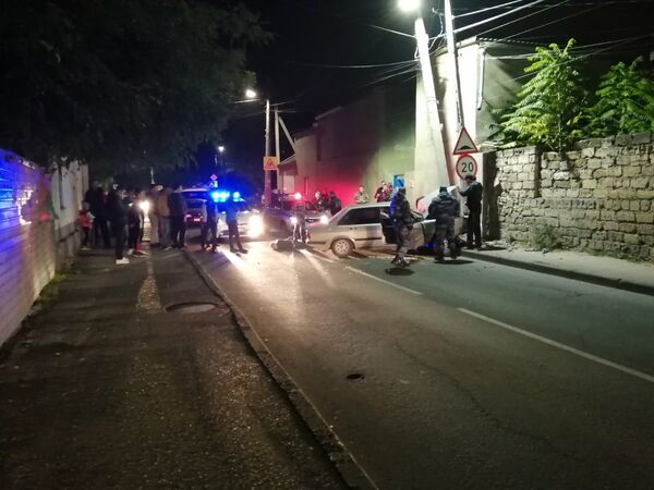 В Евпатории угонщик прокатил полицейского на двери авто и врезался в столб В Евпатории угонщик прокатил полицейского на двери авто и врезался в столб