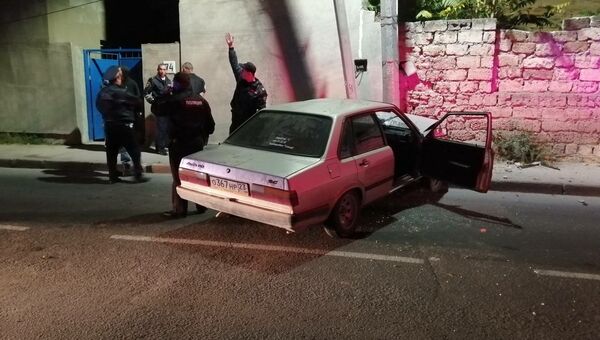 В Евпатории угонщик прокатил полицейского на двери авто и врезался в столб